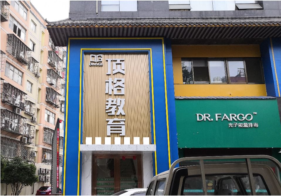 三门门头设计要符合门店特色。