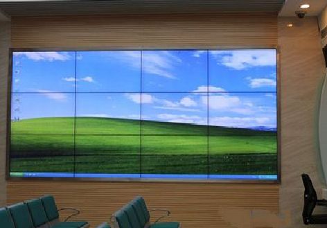 三门液晶拼接屏的另类用法。